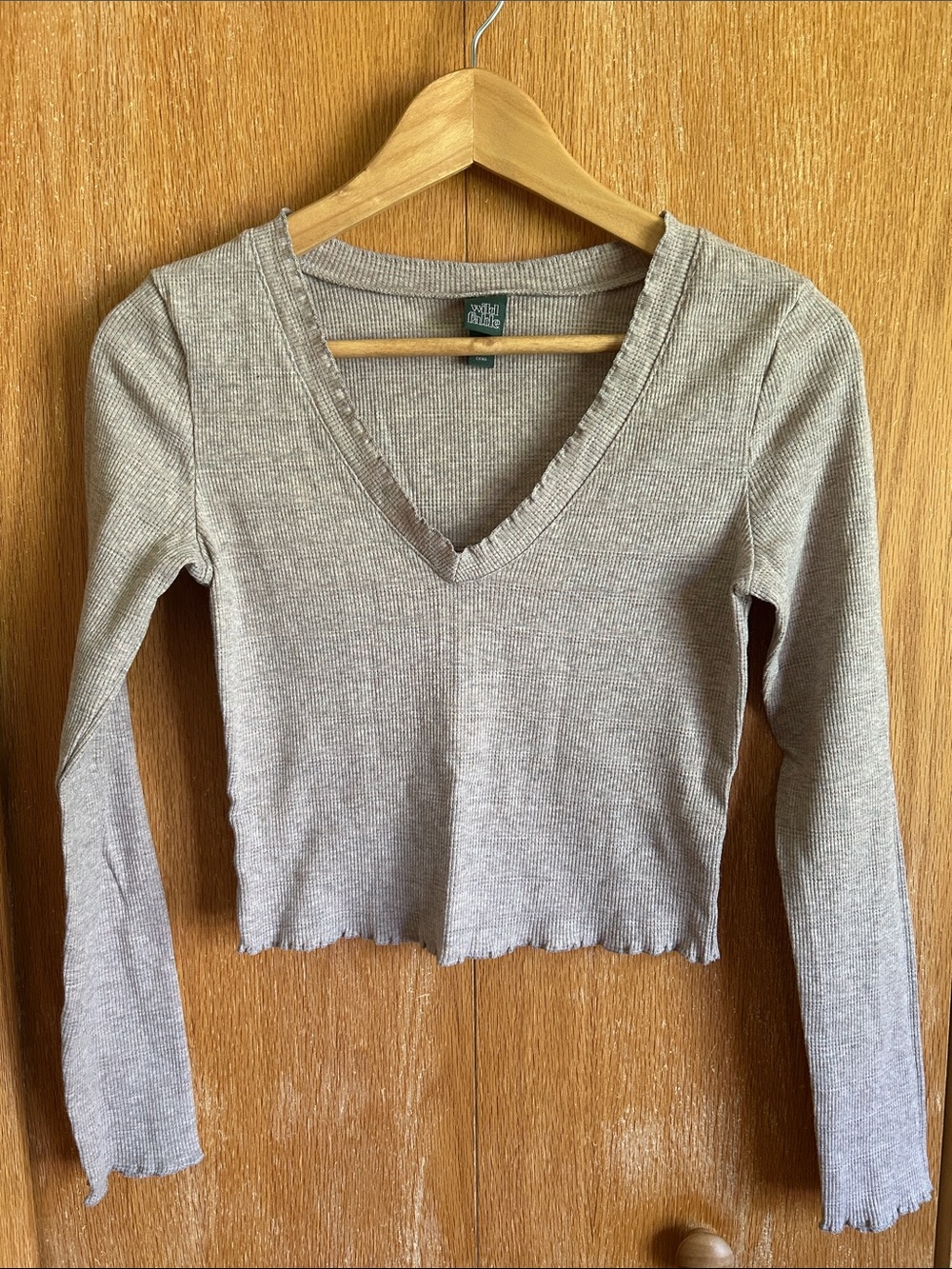 Wil Fable Crop Long Sleeve V-Neck Top - Taupe